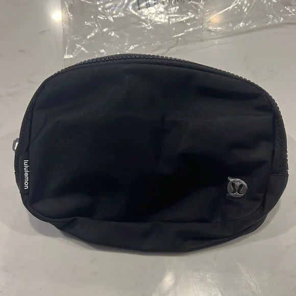 BNWT Lululemon Everywhere Belt Bag Black 1 Litre - Picture 9 of 10